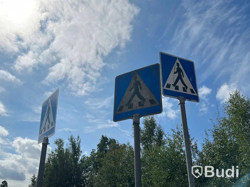 Stort parti vägskyltar med gummifötter och betongfötter