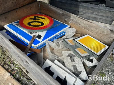 Stort parti vägskyltar med gummifötter och betongfötter