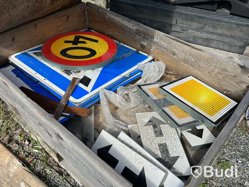 Stort parti vägskyltar med gummifötter och betongfötter