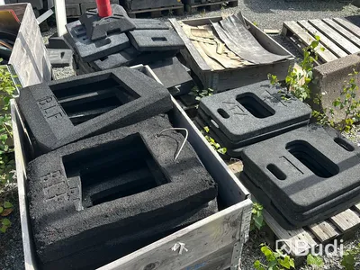 Stort parti vägskyltar med gummifötter och betongfötter