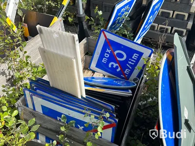 Stort parti vägskyltar med gummifötter och betongfötter