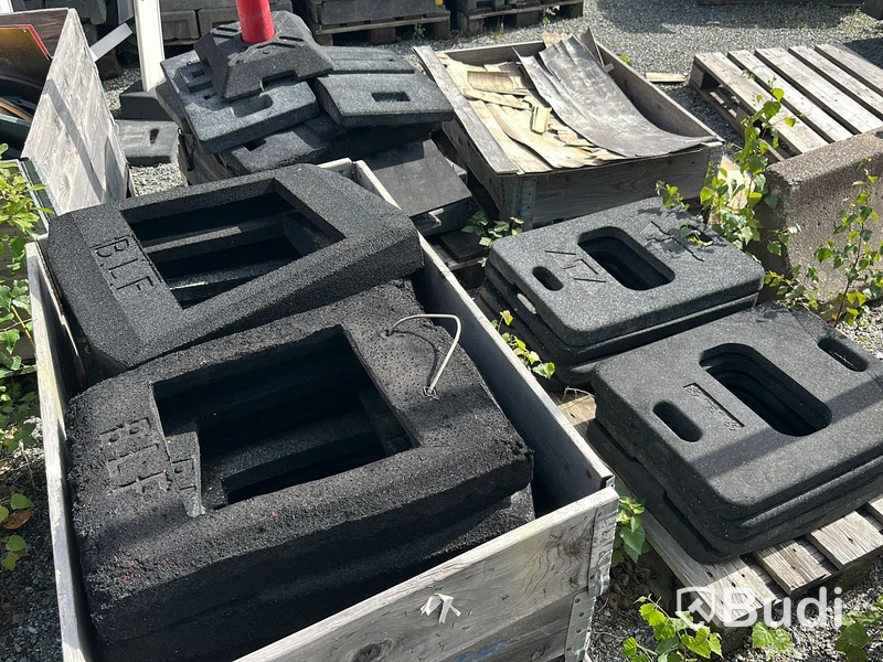 Stort parti vägskyltar med gummifötter och betongfötter