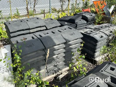 Stort parti vägskyltar med gummifötter och betongfötter