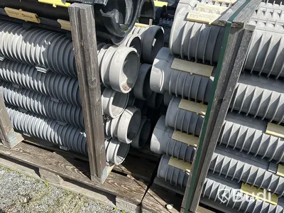 14 pall med Parti med olika delbara kabelskyddsrör. Snipp & Snapp Greenpipe samt Divio Pipelife