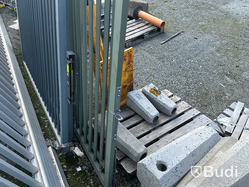 Div slaggrindar med grindstolpar