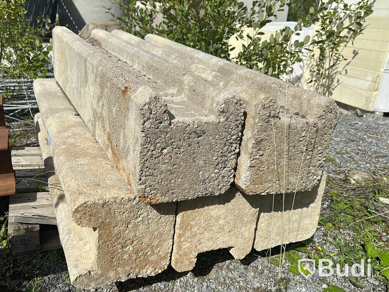 6st lyktstolpar samt 5st betongfundament.