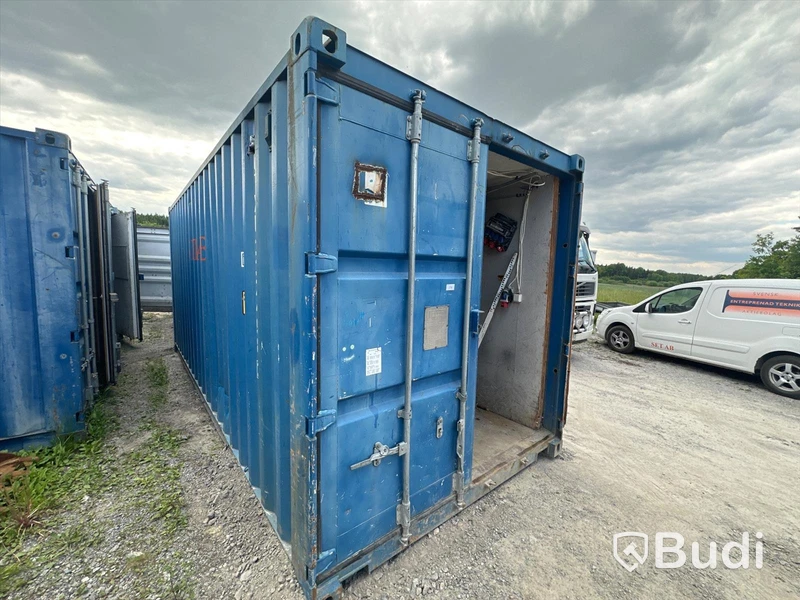 20 fots container ink in ehåll. Bl.a säkerhetsskåp, teleskåpstege, verktyg m.m.