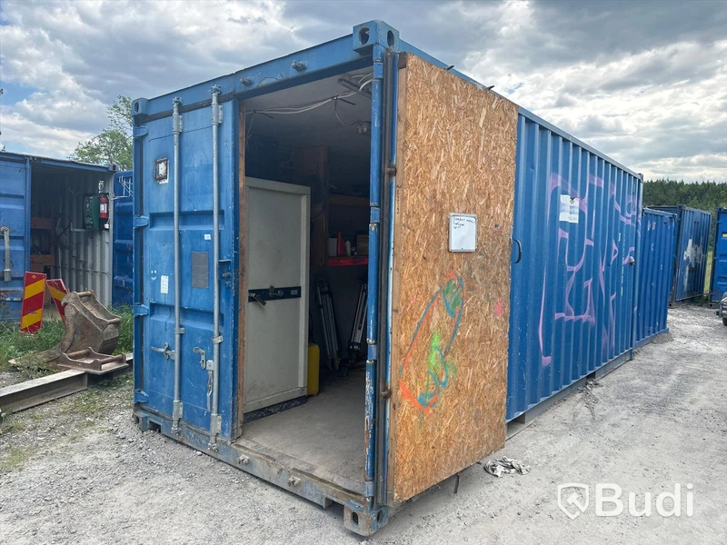 20 fots container ink in ehåll. Bl.a säkerhetsskåp, teleskåpstege, verktyg m.m.