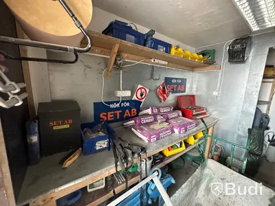 20 fots container med innehåll bl.a dubbla elskåp