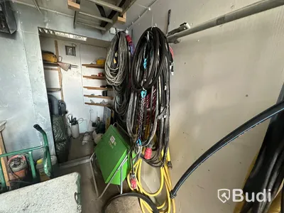 20 fots container med innehåll bl.a dubbla elskåp