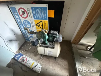 20 fots container med innehåll bl.a dubbla elskåp