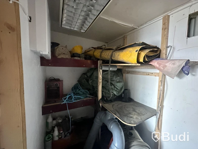 20 fots container med innehåll bl.a dubbla elskåp