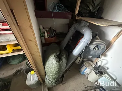 20 fots container med innehåll bl.a dubbla elskåp