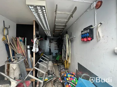 20 fots container med innehåll bl.a dubbla elskåp