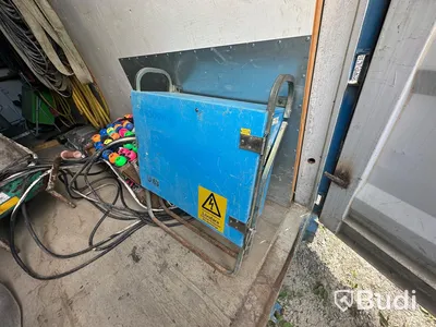20 fots container med innehåll bl.a dubbla elskåp