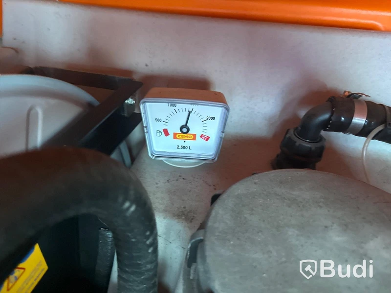 10 fots container med 2522 liters dieseltank med pump. Ink ca 500 liter diesel samt mindre diesltank