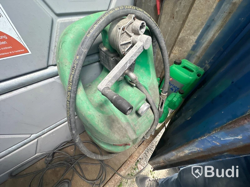 10 fots container med 2522 liters dieseltank med pump. Ink ca 500 liter diesel samt mindre diesltank