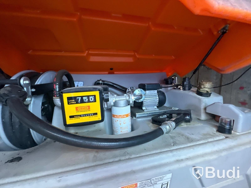 10 fots container med 2522 liters dieseltank med pump. Ink ca 500 liter diesel samt mindre diesltank