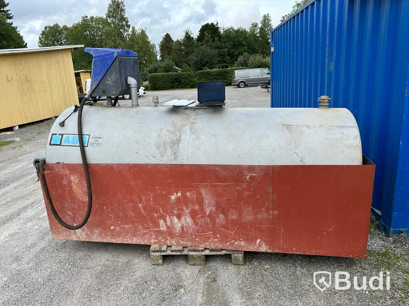 10 fots tankcontainer med 2kubiks tank med pump