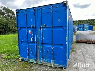 20 fots isolerad container med el. Div kablar, rördelar och liten svängkran mm.