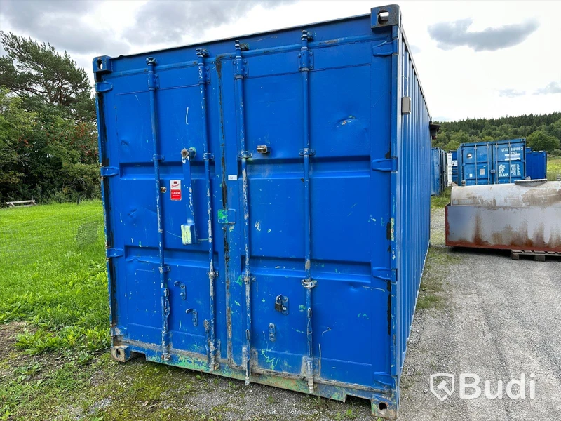 20 fots isolerad container med el. Div kablar, rördelar och liten svängkran mm.