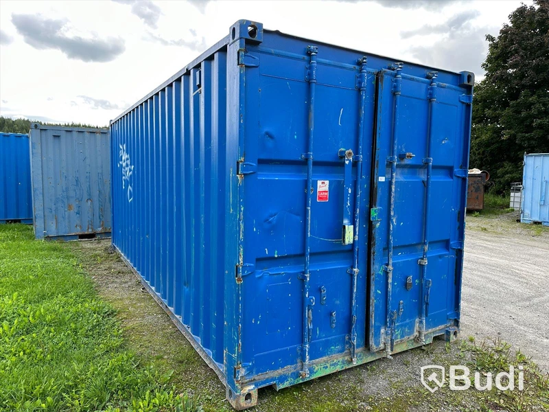 20 fots isolerad container med el. Div kablar, rördelar och liten svängkran mm.