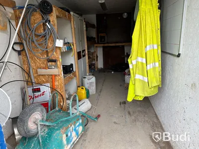 20 fots isolerad container med el. Div kablar, rördelar och liten svängkran mm.