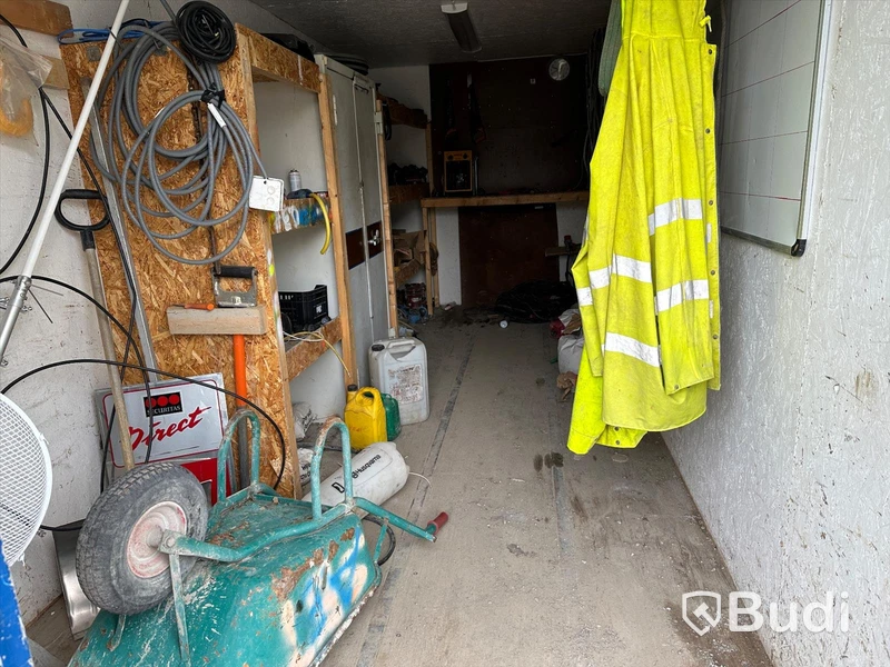 20 fots isolerad container med el. Div kablar, rördelar och liten svängkran mm.