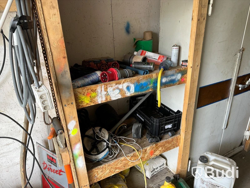 20 fots isolerad container med el. Div kablar, rördelar och liten svängkran mm.