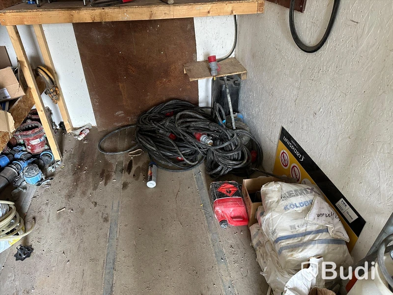 20 fots isolerad container med el. Div kablar, rördelar och liten svängkran mm.