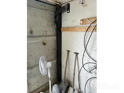 20 fots isolerad container med el. Div kablar, rördelar och liten svängkran mm.