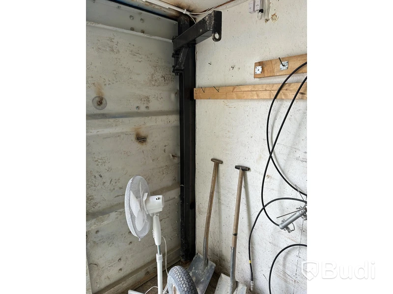 20 fots isolerad container med el. Div kablar, rördelar och liten svängkran mm.