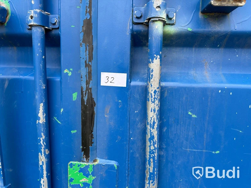 20 fots isolerad container med el. Div kablar, rördelar och liten svängkran mm.