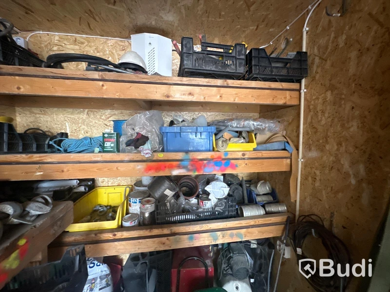 20 fots container med innehåll bl.a torkskåp och säkerhetsskåp