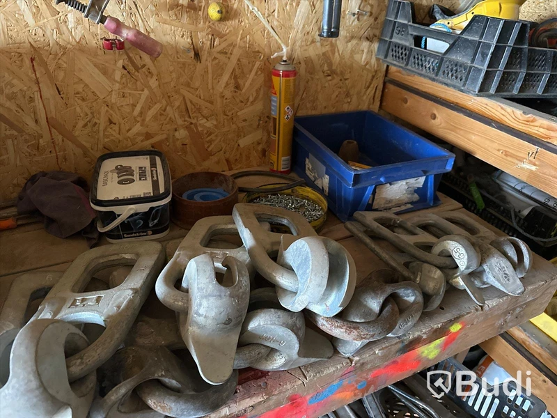 20 fots container med innehåll bl.a torkskåp och säkerhetsskåp