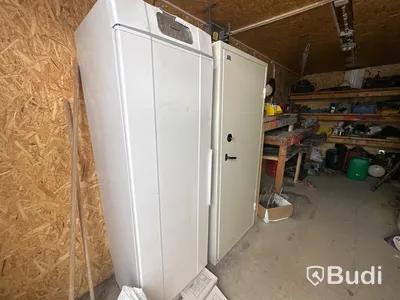 20 fots container med innehåll bl.a torkskåp och säkerhetsskåp