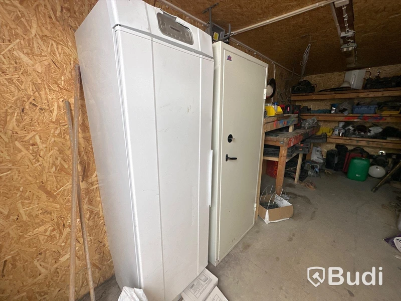 20 fots container med innehåll bl.a torkskåp och säkerhetsskåp