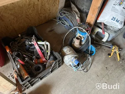 20 fots container med innehåll bl.a torkskåp och säkerhetsskåp