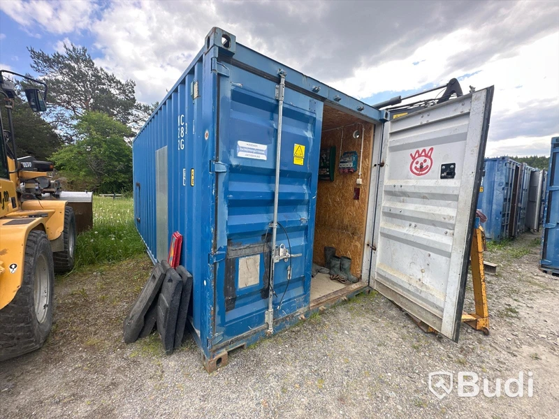 20 fots container med innehåll bl.a torkskåp och säkerhetsskåp