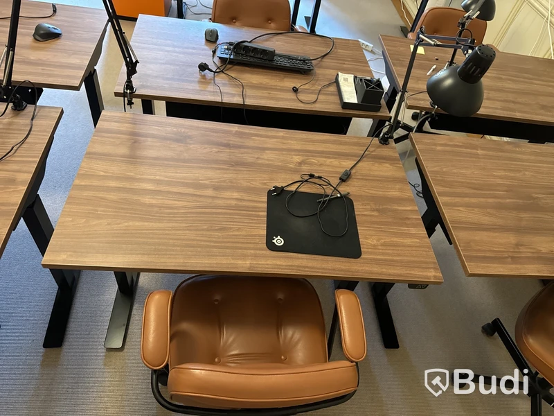 Höj- och sänkbart skrivbord med kontorsstol samt lampa