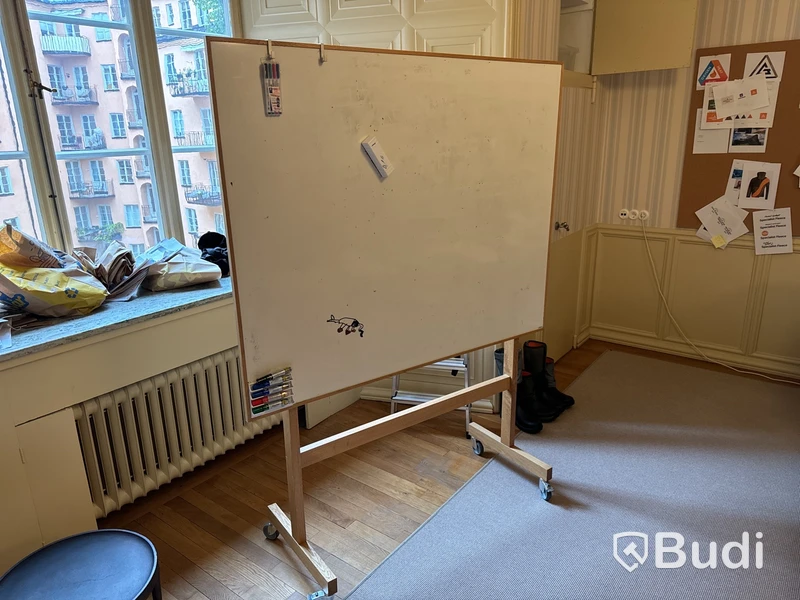 Whiteboard-tavla på stativ