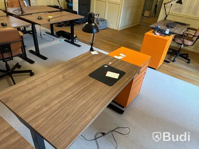 Höj- och sänkbart skrivbord med lampa samt hurts