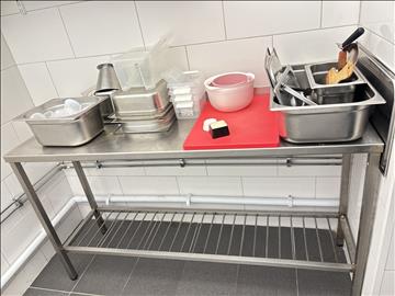 3 st rostfria bänkar & diverse kantiner