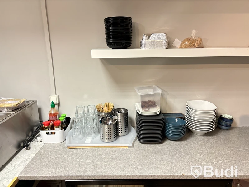 Inventarier från Sushi-restaurang. Stort Parti.