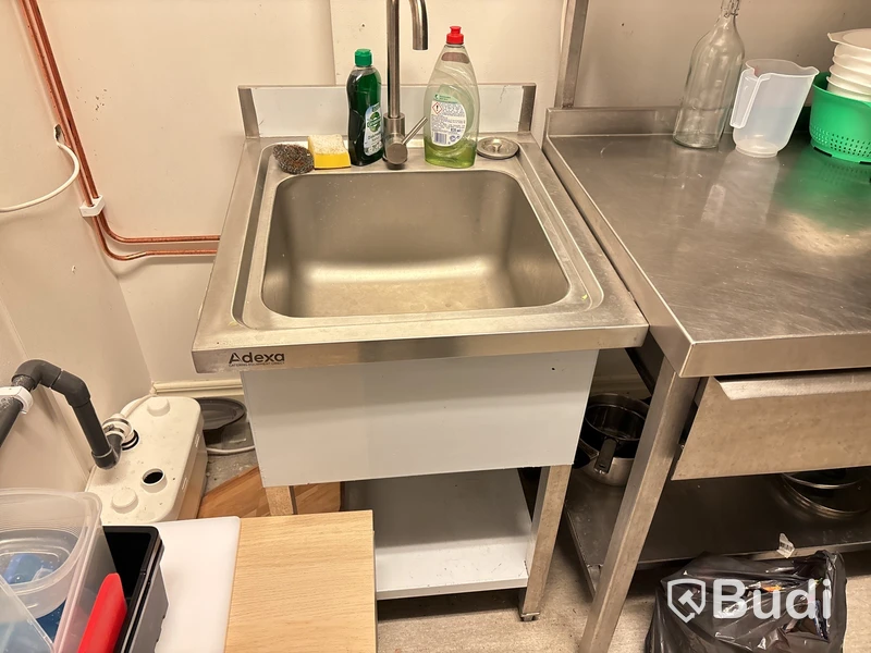 Inventarier från Sushi-restaurang. Stort Parti.