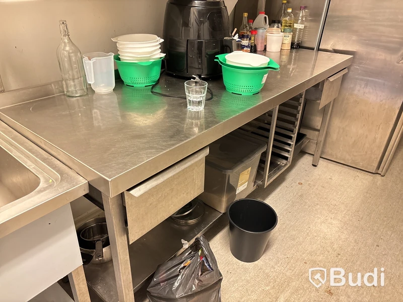 Inventarier från Sushi-restaurang. Stort Parti.