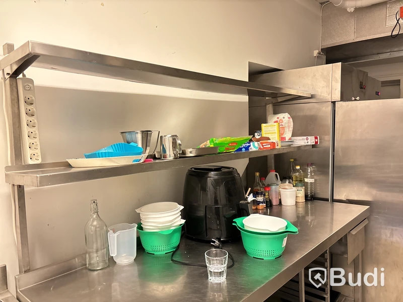 Inventarier från Sushi-restaurang. Stort Parti.