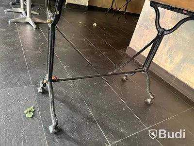 11 st bord av olika storlekar. Fint skick på träyta av gediget trämaterial. Gjutjärn.