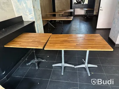 11 st bord av olika storlekar. Fint skick på träyta av gediget trämaterial. Gjutjärn.