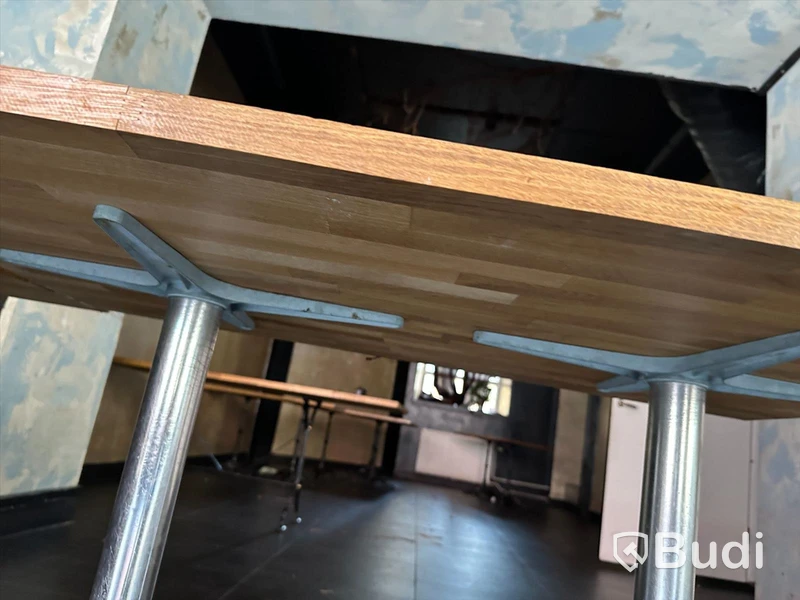 11 st bord av olika storlekar. Fint skick på träyta av gediget trämaterial. Gjutjärn.